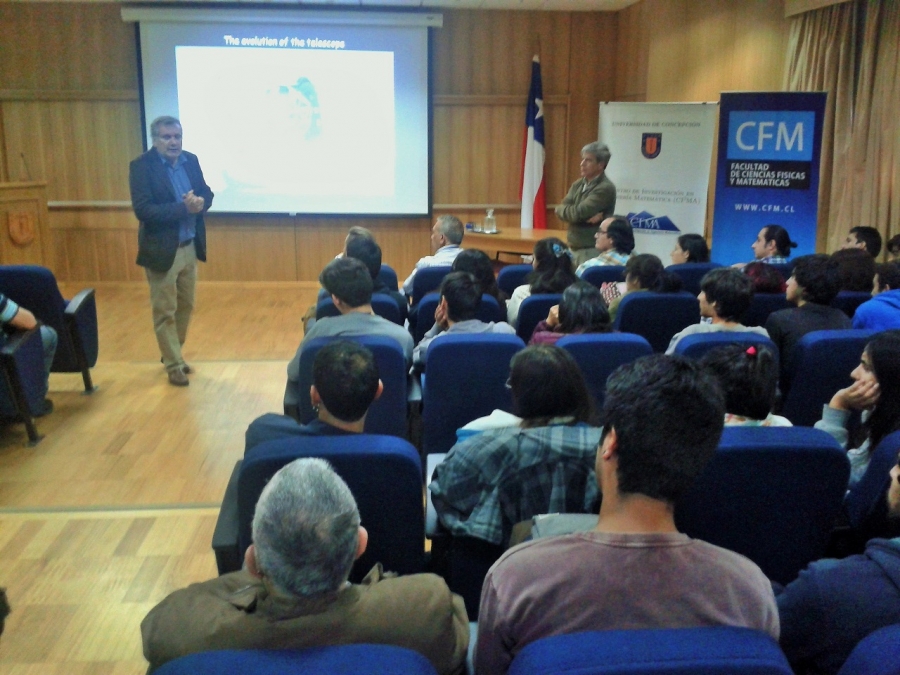 El profesor Hamuy en plena conferencia.